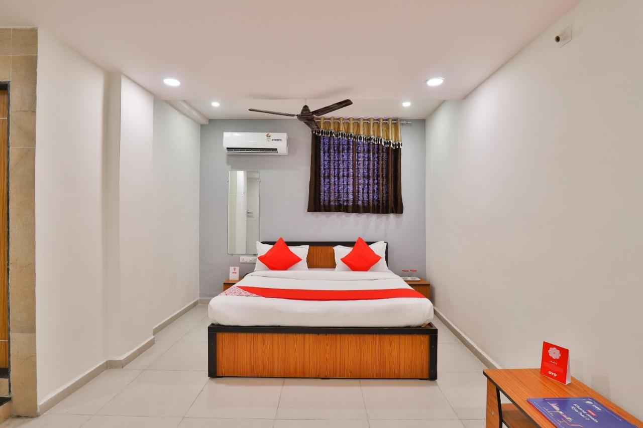 Oyo 16675 Hotel Shri Krishna Inn Surat Dış mekan fotoğraf
